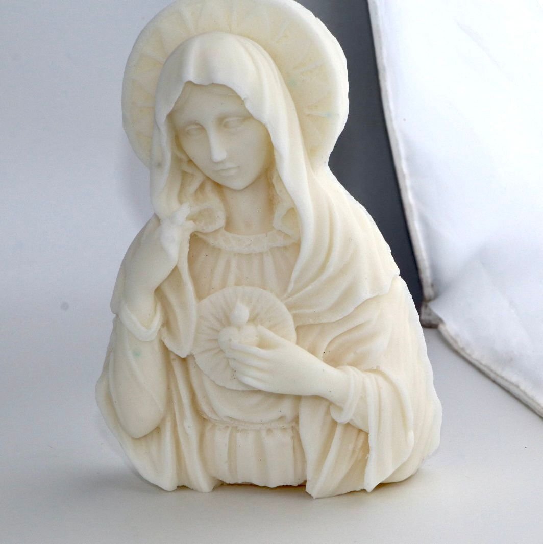 Virgen María chica orando manos pecho y aurora