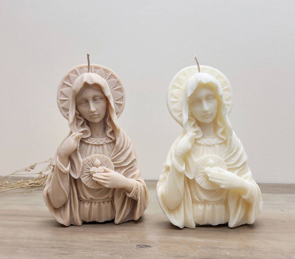 Virgen María grande orando manos pecho y aurora